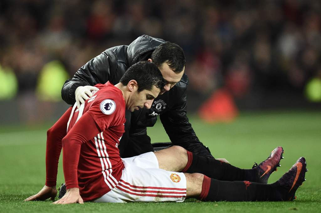 Henrikh Mkhitaryan mengalami cedera. (Foto: AFP/Oli Scarff)