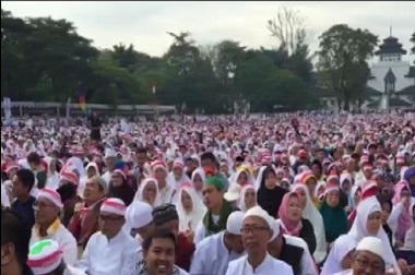 Puluhan Ribu Muslim 'Putihkan' Lapangan Gasibu
