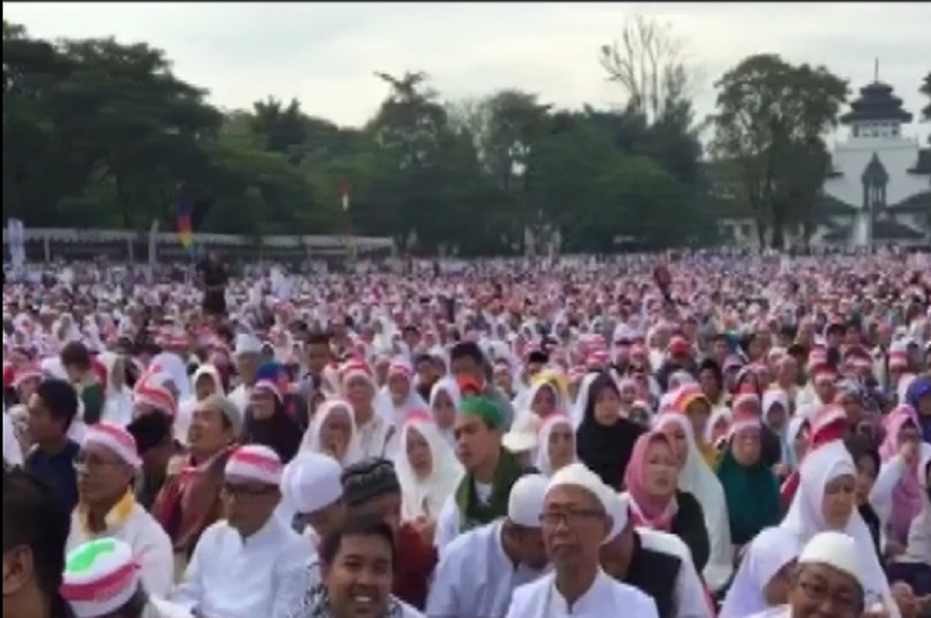 Ribuan orang mengikuti kegiatan tablig akbar di Lapangan Gasibu setelah salat Subuh berjemaah di Masjid Pusdai Bandung, Metro TV