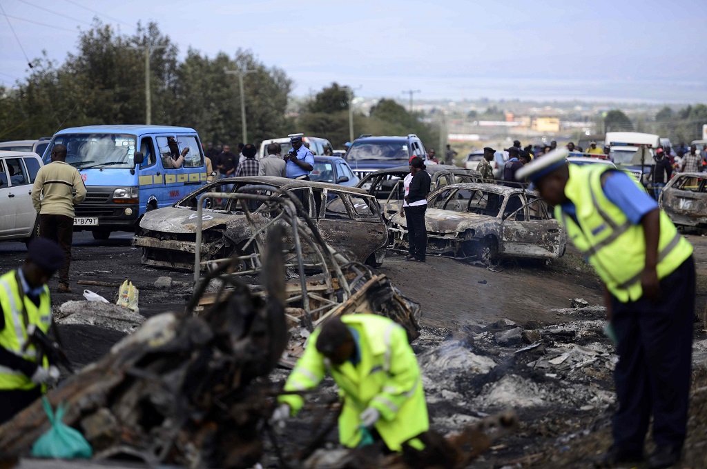 Lokasi kecelakaan maut di jalan raya Naivasha, Kenya, 11 Desember 2016. (Foto: AFP/JOHN MUCHUCHA)