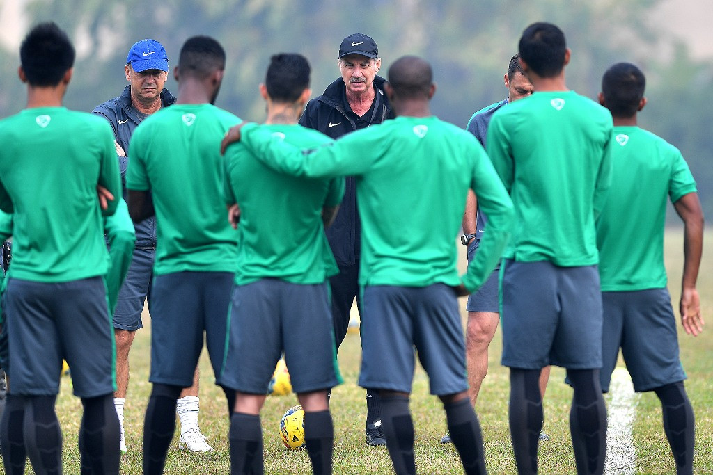 Alfred Riedl memberikan instruksi kepada anak asuhnya. (Foto: Ant/ Widodo S Jusuf)