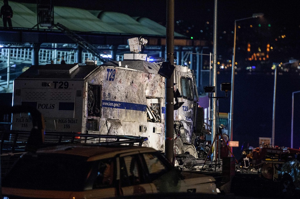 Mobil polisi yang rusak di lokasi ledakan bom dekat stadion sepakbola di Istanbul, Turki, 10 Desember 2016. (Foto: AFP/OZAN KOSE)