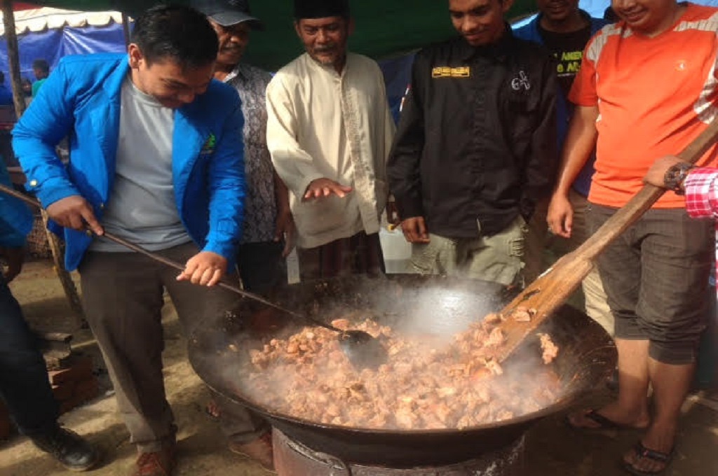Warga menyiapkan kuah beulangong sebagai sajian untuk memperingati Maulid Nabi di posko pengungsian di Pidie Jaya, MTVN - Nurul Fajri