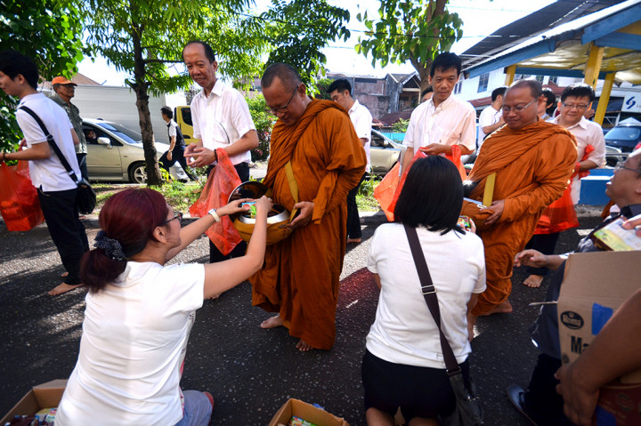 Umat Budha di Makassar Galang Dana untuk Korban Gempa