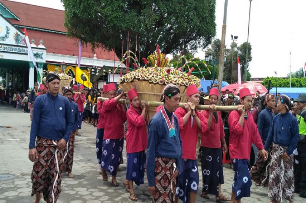 Prajurit keraton membawa gunungan untuk grebeg Maulid di Yogyakarta, MTVN - Patricia Vicka