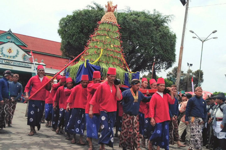 Warna-warni Bregodo Keraton Yogyakarta Arak Gunungan Grebeg Maulud