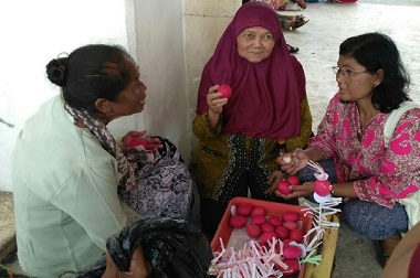 Menjaga Tradisi 'Merahnya' Endog Abang saat Grebeg Maulid