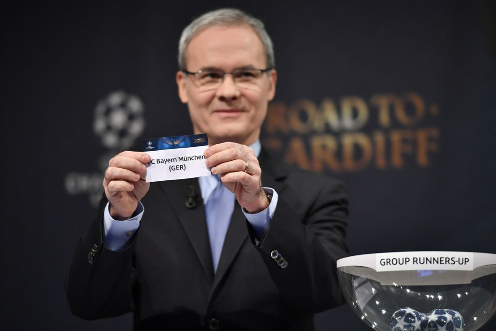 Sekjen UEFA Giorgio Marchetti mengambil nama Bayern Muenchen. (AFP PHOTO / Fabrice COFFRINI) 