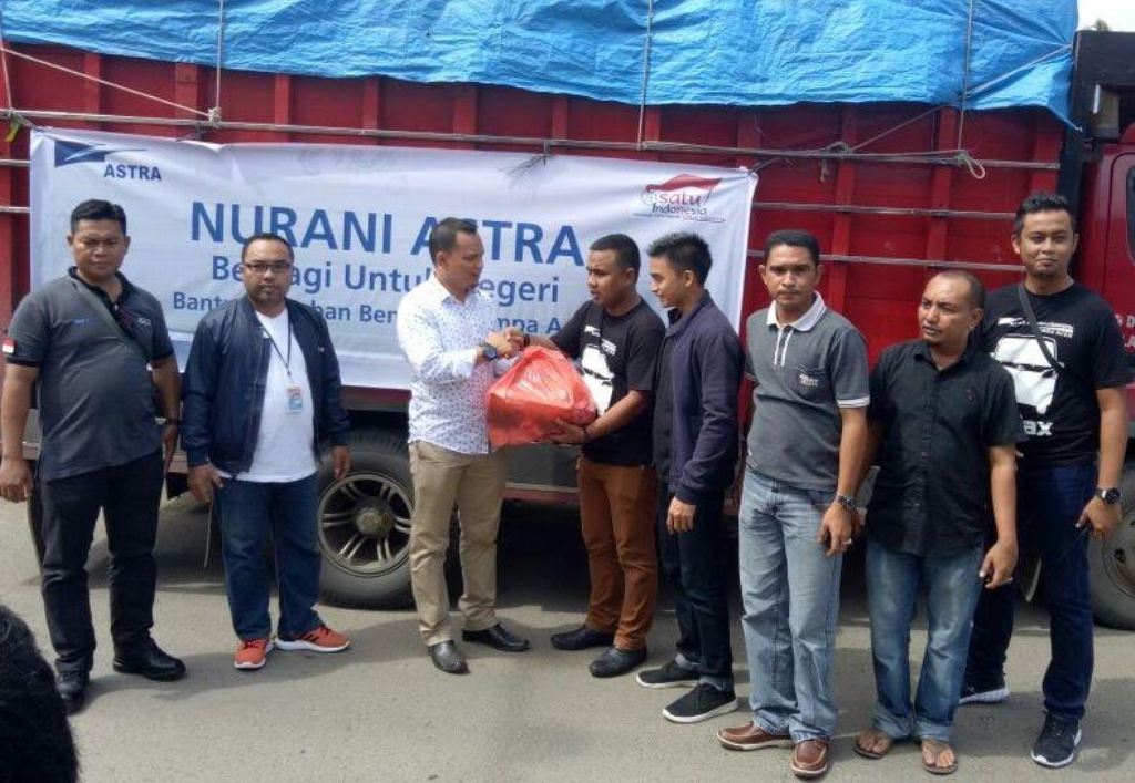 Plt Bupati Pidie Munawar A. Jalil (ketiga kiri) menerima bantuan dari Astra yang diserahkan oleh Wakil Ketua Koordinator Grup Astra Wilayah Aceh Herizal (keempat kiri) yang berupa 100 paket bantuan (Foto: dokumentasi Astra)
