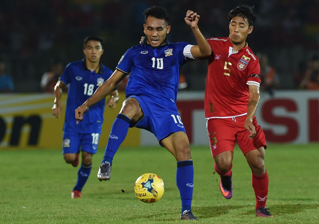 Kapten Thailand, Teerasil Dangda sedang mengontrol bola. (AFP PHOTO / ROMEO GACAD)