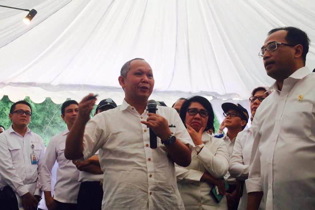Menteri Perhubungan Budi Karya Sumadi (kanan) saat melakukan tinjauan ke Gerbang Tol Karang Tengah, Tangerang, Banten, Senin (12/12/2016). Foto: Metrotvnews.com/ Suci Sedya Utami.