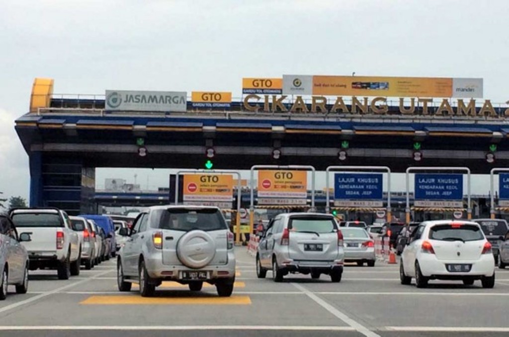Pengemudi tidak perlu lagi mengambil tiket di gerbang tol yang menyerahkan tiket. MTVN/Ahmad Garuda