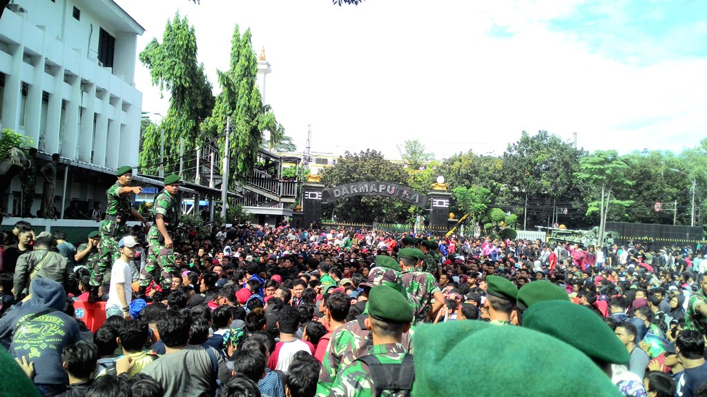 Foto antrean yang mulai ricuh (Foto: Tesar/MTVN)
