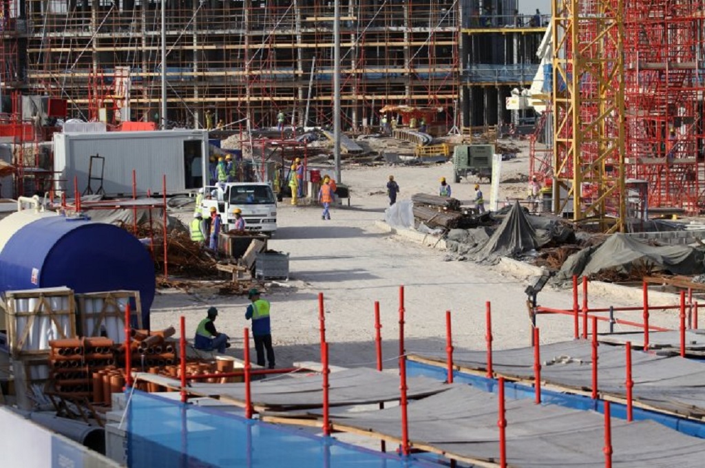 Pekerja membangun stadion sepakbola untuk Piala Dunia 2022 di Qatar. (Foto: Reuters)