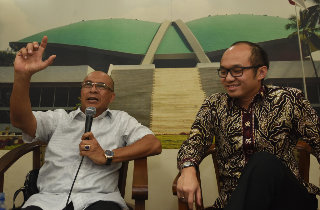 Sekretaris Fraksi NasDem Syarif Abdullah Alkadrie (kiri) menyampaikan pandangannya disaksikan Direktur Eksekutif Charta Politika Yunarto Wijaya dalam diskusi politik di Kompleks Parlemen, Jakarta, Kamis (13/8/2015). Foto: Antara/Akbar Nugroho Gumay