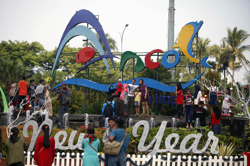 Wisatawan memadati kawasan Ancol, Jakarta -- MI/Rommy Pujianto