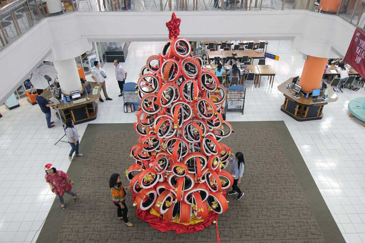 Pohon Natal Ini Terbuat dari Ban Bekas