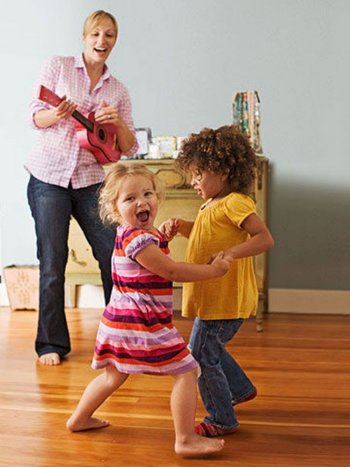 Menyanyi dan Menari Bersama, Cara Ampuh Bujuk Anak Ngambek