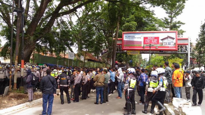 Eksekusi Lahan SMAK, Jalan Dago Ditutup