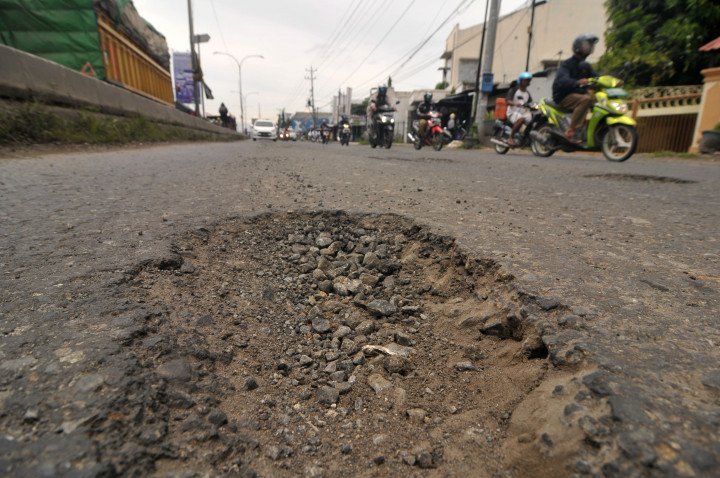 Jalur Pantura Cirebon Rusak Parah Jelang Natal