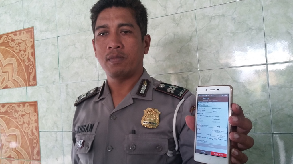 Anggota polisi lalu lintas Polda DIY menunjukkan aplikasi e-Tilang. Foto-foto: Metrotvnews.com/Ahmad Mustaqim