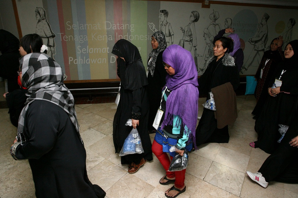 membawa serta anak-anak mereka setibanya di TKI Lounge, Bandar Udara International Soekarno-Hatta, Tangerang, Banten, 10 November 2013. (Foto: MI/Susanto)
