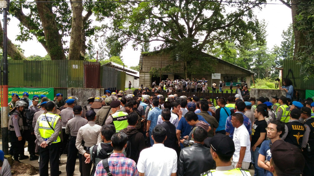 Suasana eksekusi bangunan di SMAK Dago, Bandung, Jabar, Kamis (15/12/2016). (Metrotvnews.com/Roni Kurniawan)