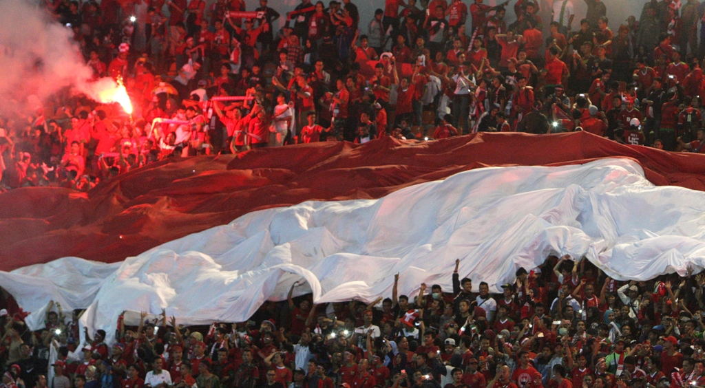 Para pendukung Indonesia merayakan gol dengan menggunakan flare (Foto: Susanto/MI)