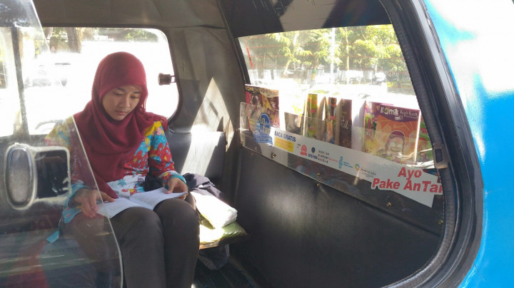 Angkot Pintar dengan Koleksi Buku Hadir di Bandung