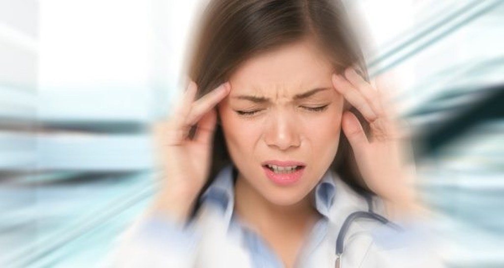 Menurut para dokter, kelemahan mendadak pada salah satu sisi wajah dan kesulitan menutup salah satu kelopak mata adalah salah satu gejala penyakit Bell's palsy. (Foto; Thehealthsite)