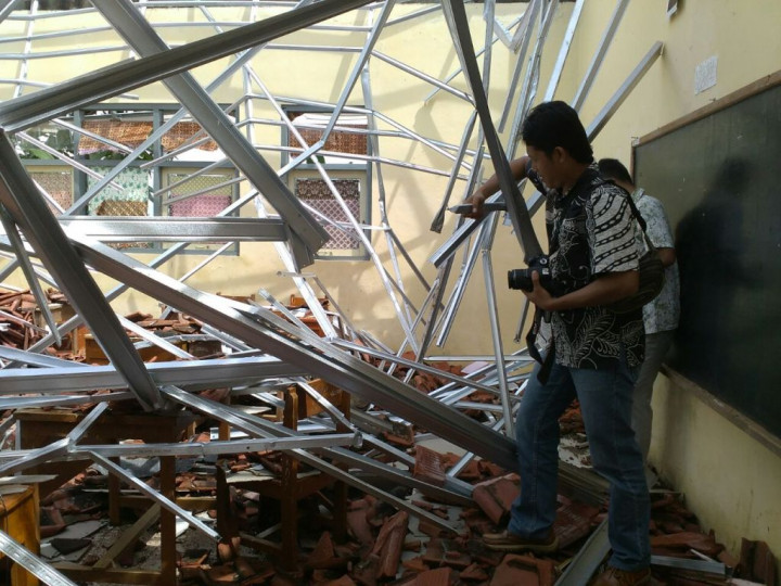 Baru Dibangun 2015, 3 Atap Kelas SMPN 2 Talun Ambruk