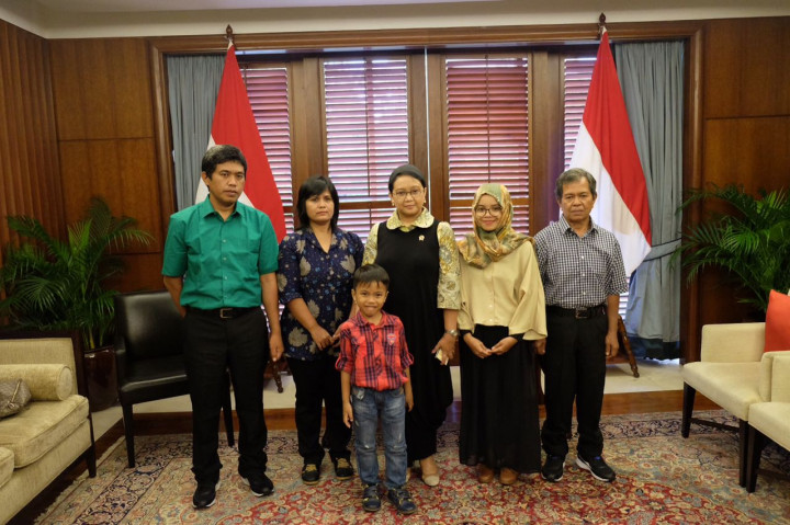 Menlu Serah Terima Dua ABK Eks Sandera Abu Sayyaf ke Keluarga