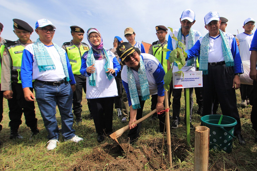 Menteri LHK Siti Nurbaya (tengah) menanam bibit pohon didampingi Bupati Indramayu Anna Sophanah (keempat kiri), Direktur Hulu Pertamina Syamsu Alam (ketiga kanan) dan GM Pertamina RU VI Balongan Afdal Martha (kiri) (Foto:Antara)