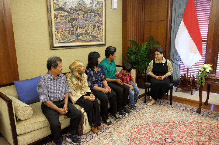 Govt Hands Over Two Former Hostages to Families