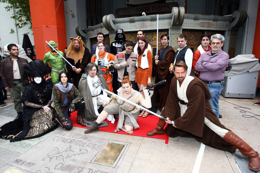 Para penggemar berfoto usai mengikuti kontes kostum Star Wars (Foto: AFP/TOMMASO BODDI)