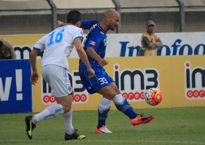 Arema Cronus Berbagai Poin dengan Persib di Laga Terakhir