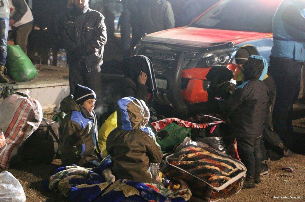 Anak-anak menunggu evakuasi di Aleppo, Suriah. (Foto: Aref Watad/Anadolu)