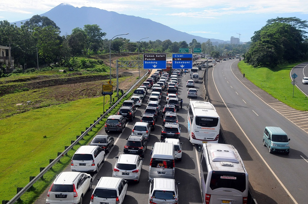 Antrean kendaraan dari Jakarta menuju kawasan Puncak Bogor, Ant - Yulius Satria Wijaya
