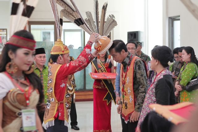 Jokowi Dinobatkan jadi Raja Dayak