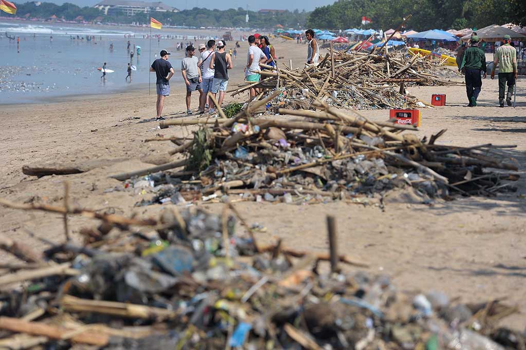 Fenomena Sampah Terdampar di Pantai Kuta