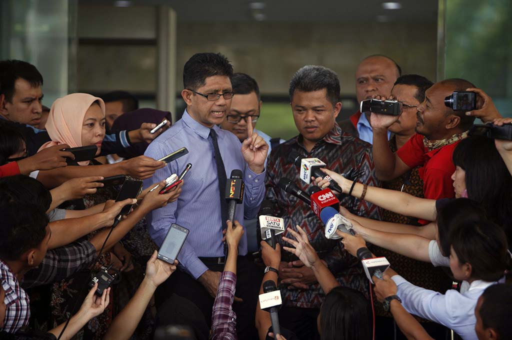 Wakil Ketua KPK Laode M. Syarief menjawab pertanyaan wartawan di Gedung KPK, Jakarta -- MI/Rommy Pujianto