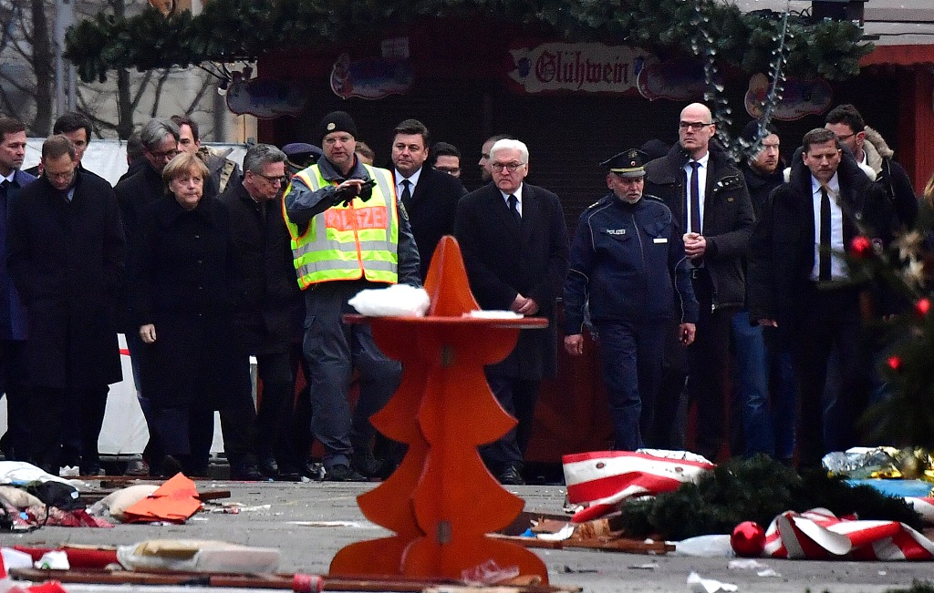 Kanselir Jerman Angela Merkel saat mengunjungi lokasi serangan di sebuah Pasar Natal di Kota Berlin. AFP/John Macdougall.