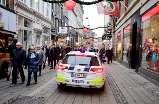 Polisi Denmark berjaga-jaga di lokasi yang menjual pernak-pernik Natal (Foto: AFP)