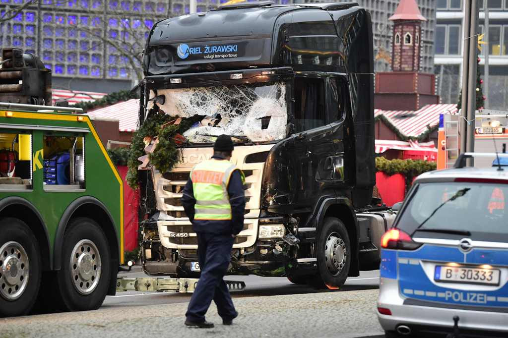 Truk yang digunakan untuk menabrak warga di Berlin, Jerman (Foto: AFP).