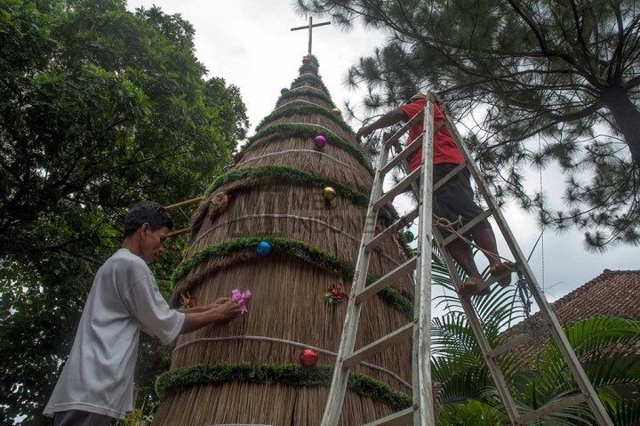Unik! Pohon Natal Ini dari Sapu Lidi