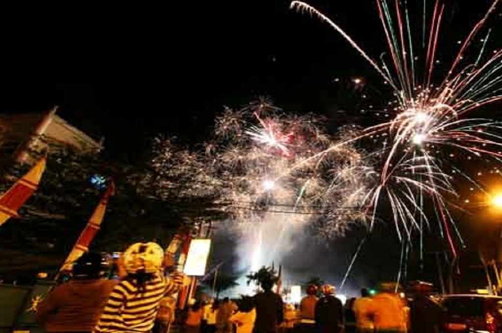 Pesta kembang api, Ant