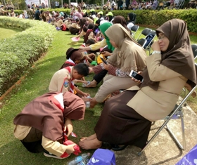 Tangisan Iringi Aksi Pramuka Basuh Kaki Ibu