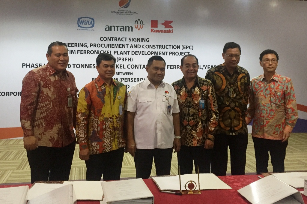 PT Antam (Persero) Tbk menandatangani kontrak kerja sama dengan konsorsium PT Wijaya Karya (Persero) Tbk (Wika) - Kawasaki Heavy Industries, Ltd. (Wika-KHI) (Foto:Metrotvnews.com/Gervin Nathaniel Purba)