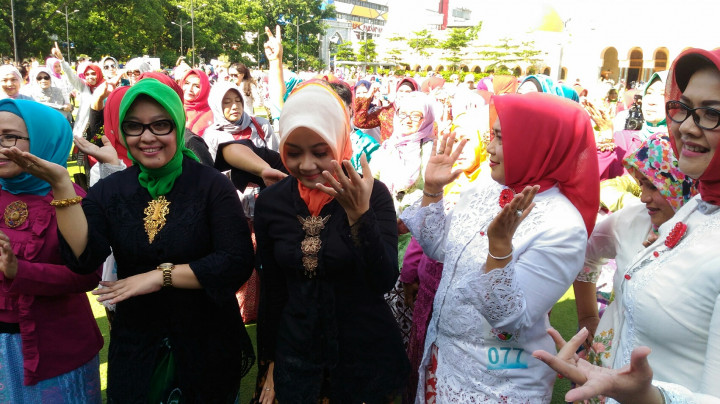 Begini Kalau 500 Ibu Ber-<i>mannequin challenge</i> dengan Angklung
