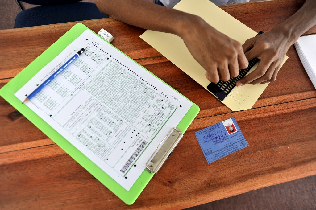 Diperlukan alat khusus untuk memproses jutaan lembar jawab komputer. (ANTARA FOTO / Yusran Uccang)